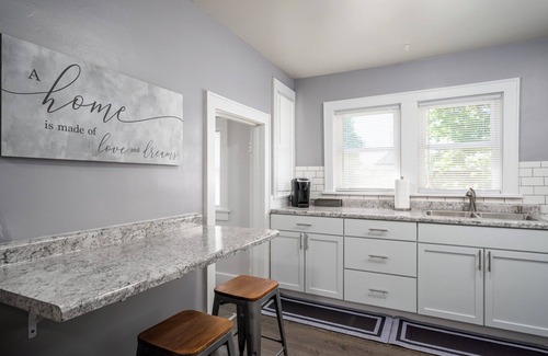 Nims House | 3 bed/1 bath lower unit conveniently located in Lakeside.