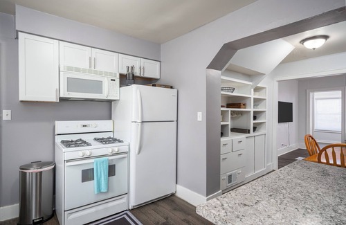 Nims House | 3 bed/1 bath lower unit conveniently located in Lakeside.