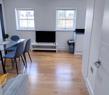 Greenwich West Apartment | 3 Bed 2 Bath Apartment Near Greenwich Park 6 guests maximum