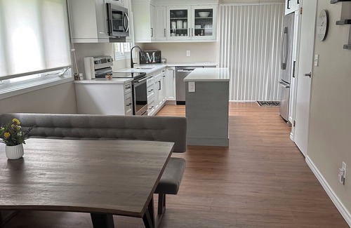 Plympton-Wyoming House | 3 Bed 2 bath ~ Bluepoint Home on Lake Huron. 20 mins to Sarnia & Bridge to USA