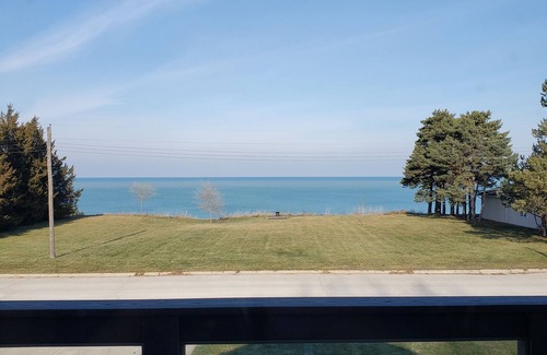 Plympton-Wyoming House | 3 Bed 2 bath ~ Bluepoint Home on Lake Huron. 20 mins to Sarnia & Bridge to USA