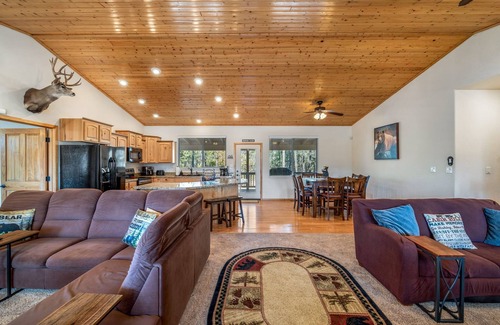 Lakeside Cabin | 3 bed 2 bath cabin in Pinetop-Lakeside: WiFi, Fenced yard, AC, Wood Pellet Stove