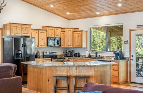 Lakeside Cabin | 3 bed 2 bath cabin in Pinetop-Lakeside: WiFi, Fenced yard, AC, Wood Pellet Stove