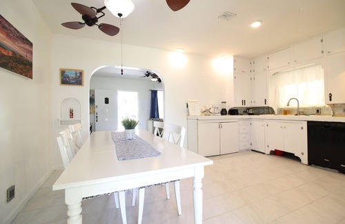 Caitlin Court Historic District House | 3 bed, 2 Bath Cheerful home in Historic District