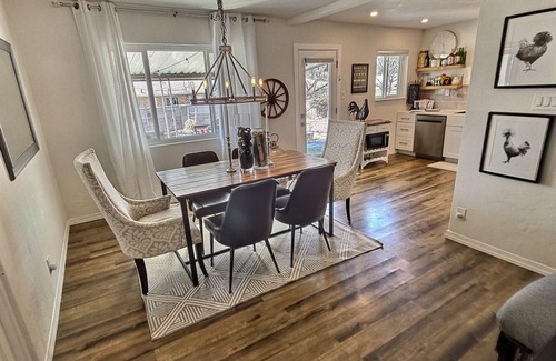 Albuquerque House | 3 Bed/2 Bath home sleeps 6! Near Nob Hill, UNM, Uptown Shopping & Dining + More!