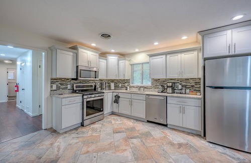 Roswell House | 3 bed 2 bath house with 2 king beds, fire pit, gazebo & pool table!
