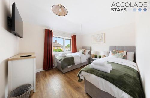 Basingstoke House | 3 bed, 2 Bath, Sleeps 6, with Free Parking & WiFi, ideal for contractors and families
