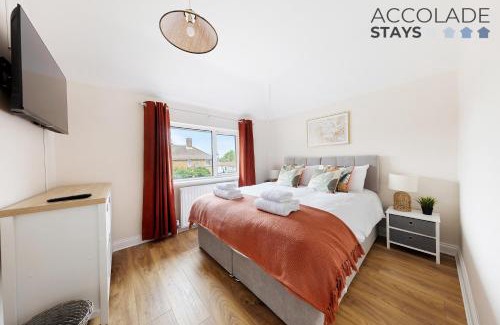 Basingstoke House | 3 bed, 2 Bath, Sleeps 6, with Free Parking & WiFi, ideal for contractors and families