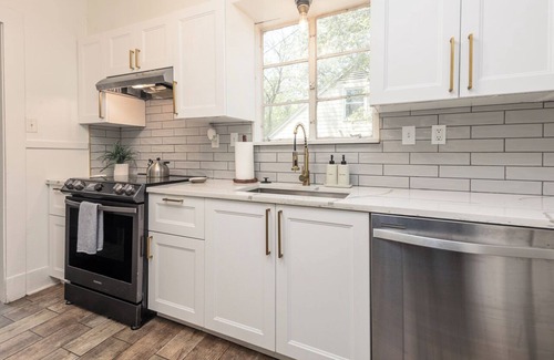 East Memphis House | 3 Bed, 2 Bath Work Trip or Leisure ~ U of M area