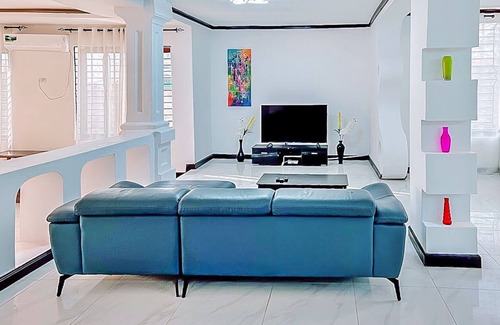 Monrovia Villa | 3 Bed/3.5 Bath (Tayla)