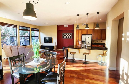 Southwest Berkeley House | 3 bed, 3 bath modern townhome in San Francisco Bay Area