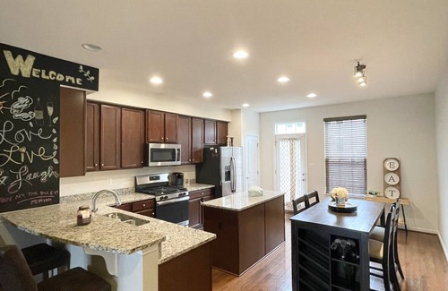Woodbridge House | 3 Bed | 3 Bath Townhome - 20 miles to DC!