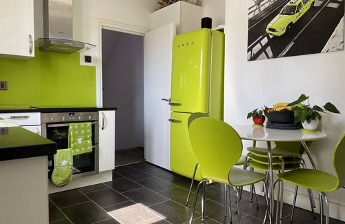 Tooting Apartment | 3 bed Apartment in Colliers Wood