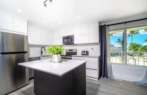 Seven Mile Beach Condo | 3 Bed Beachfront End Unit Condo w/pool + hot tub