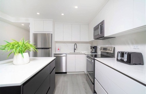 Seven Mile Beach Condo | 3 Bed Beachfront End Unit Condo w/pool + hot tub