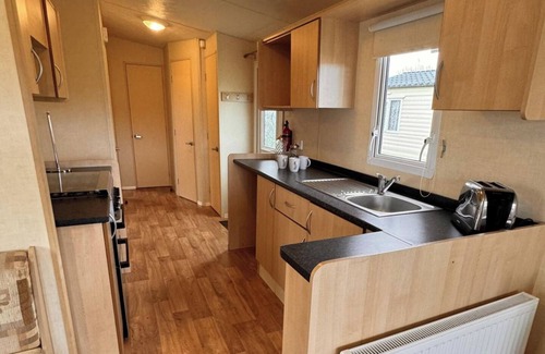 Towyn Ski Chalet | 3 Bed Caravan - Sleeps 8 - Pet friendly, Parking
