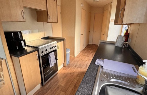 Towyn Ski Chalet | 3 Bed Caravan - Sleeps 8 - Pet friendly, Parking