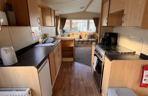 Towyn Ski Chalet | 3 Bed Caravan - Sleeps 8 - Pet friendly, Parking