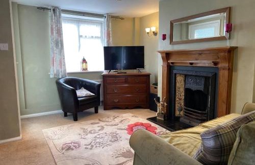 Scarborough House | 3 Bed Cottage - Sleeps 5 - Wifi - Pets - Parking