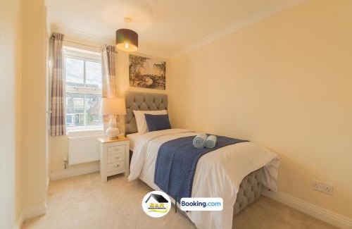 Amesbury House | 3 Bed Detached House By B and R Serviced Accommodation Amesbury With Free Parking & Garden