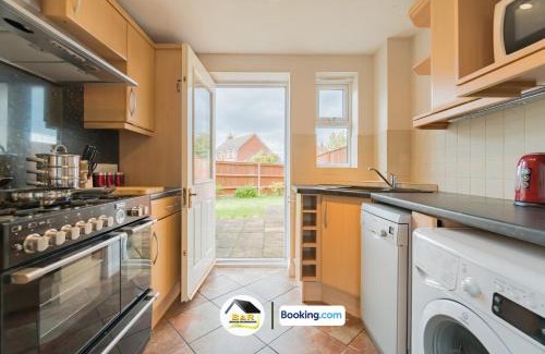 Amesbury House | 3 Bed Detached House By B and R Serviced Accommodation Amesbury With Free Parking & Garden