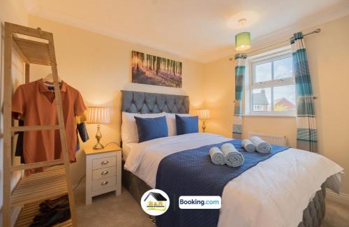 Amesbury House | 3 Bed Detached House By B and R Serviced Accommodation Amesbury With Free Parking & Garden