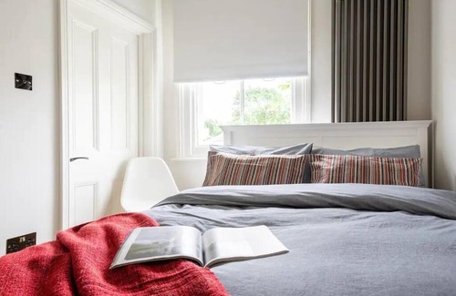 Primrose Hill Apartment | 3 Bed Duplex with Kitchen + Netflix + Wifi (Ainger Road)