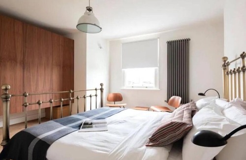 Primrose Hill Apartment | 3 Bed Duplex with Kitchen + Netflix + Wifi (Ainger Road)