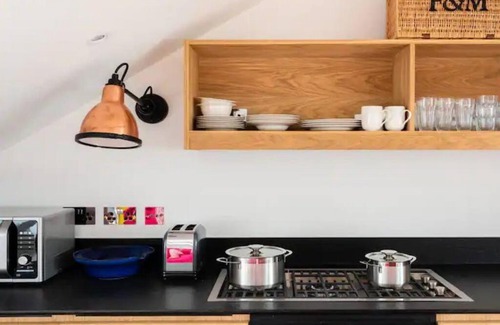 Primrose Hill Apartment | 3 Bed Duplex with Kitchen + Netflix + Wifi (Ainger Road)