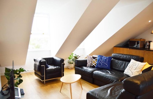 Primrose Hill Apartment | 3 Bed Duplex with Kitchen + Netflix + Wifi (Ainger Road)
