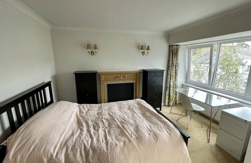 Ravenscourt Park House | 3 bed family home Central London river front with Premier League soccer tickets