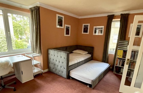 Ravenscourt Park House | 3 bed family home Central London river front with Premier League soccer tickets