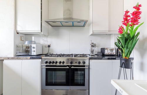 Nine Elms House | 3 Bed Flat, Dedicated Workspace, Parking, 4KTV