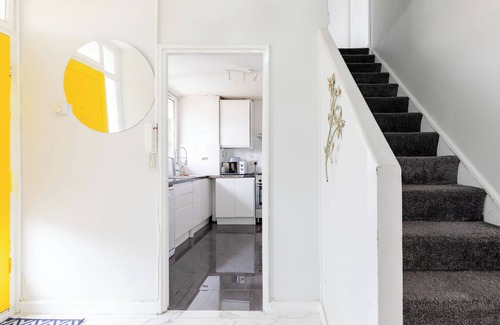Nine Elms House | 3 Bed Flat, Dedicated Workspace, Parking, 4KTV