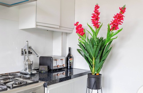 Nine Elms House | 3 Bed Flat, Dedicated Workspace, Parking, 4KTV