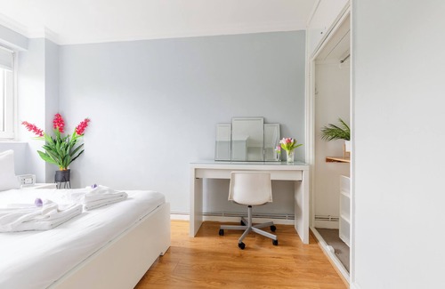 Nine Elms House | 3 Bed Flat, Dedicated Workspace, Parking, 4KTV