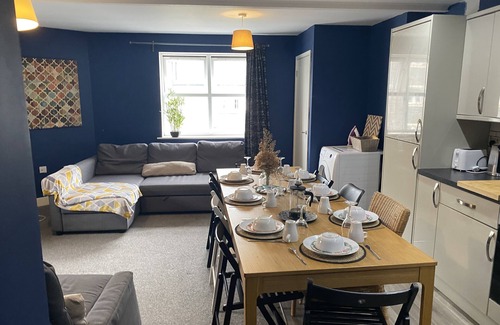 Hanham Apartment | 3 bed flat sleeps 10 free parking