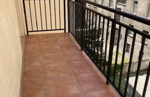 Andel Apartment | 3 Bed Flat - Sleeps 10 - Pets - Smoking - Parking
