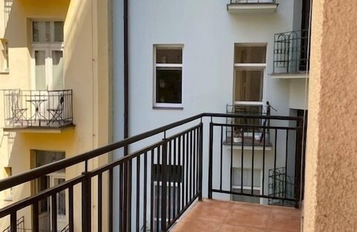 Andel Apartment | 3 Bed Flat - Sleeps 10 - Pets - Smoking - Parking