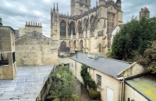Bath House | 3-Bed gem in the heart of Bath with Bath Abbey views. Sleeps 8