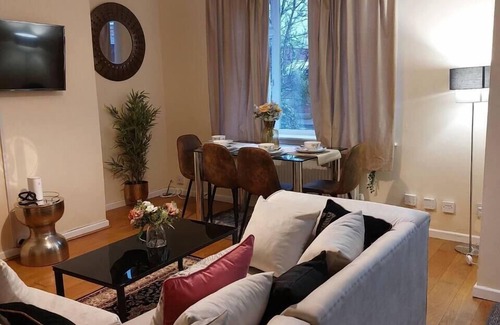 Warrington House | 3-Bed House in Warrington