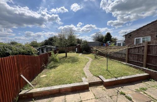 Grasby House | 3-Bed House - Sleeps 5 with free on street parking