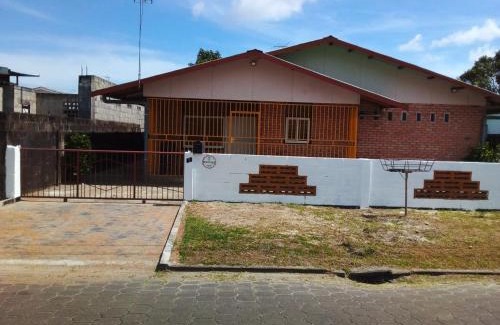 Paramaribo House | 3 Bed House - Sleeps 4 - Parking - Wifi