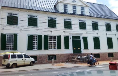 Paramaribo House | 3 Bed House - Sleeps 4 - Parking - Wifi