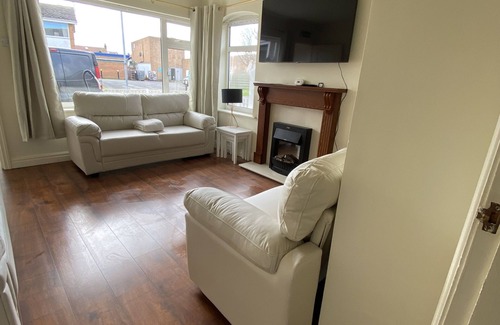 Penrhyn Bay House | 3 Bed House - Sleeps 6 - Garden - Parking - Wifi