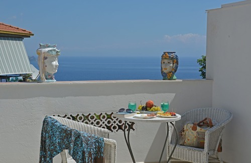 Taormina House | 3 Bed House with patio overlooking Mediterranean very close to Corso Umberto