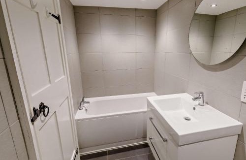 Baslow House | 3 Bed in Baslow PK917