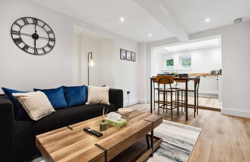 Hammersmith Broadway House | 3 Bed in Central Hammersmith | Garden | WiFi | Netflix