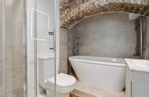 Hammersmith Broadway House | 3 Bed in Central Hammersmith | Garden | WiFi | Netflix