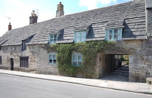 Corfe Castle Village House | 3 Bed in Corfe Castle DC084